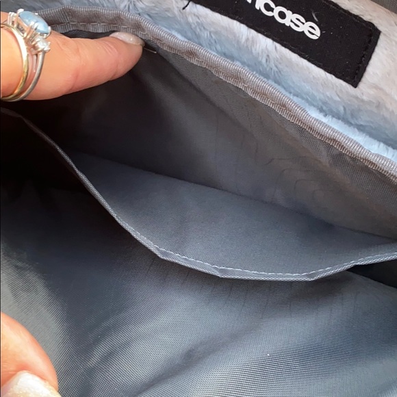 Incase // Fleece Lined Laptop Case with strap - Picture 8 of 10